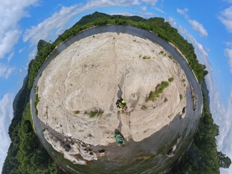 色々、成り立ちとか人間の知恵の産物とか知ると面白いです。 カブト岩 360度写真